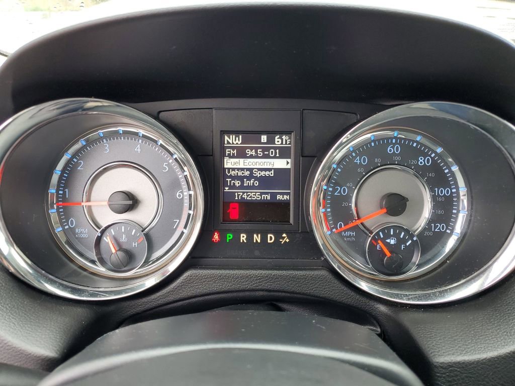 Used 2016 Chrysler Town & Country Touring-L image 10