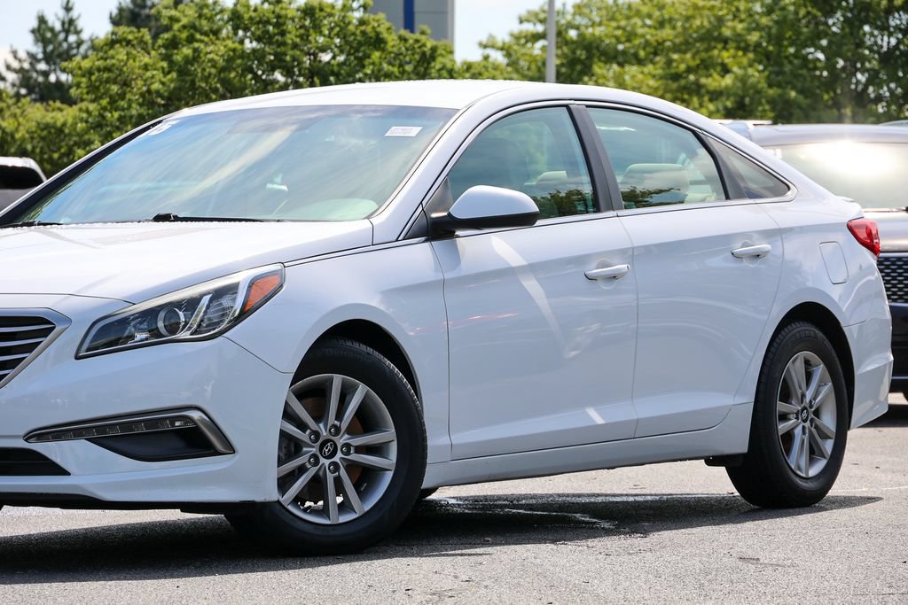Used 2015 Hyundai Sonata SE w/ Option Group 09 FWD image 14