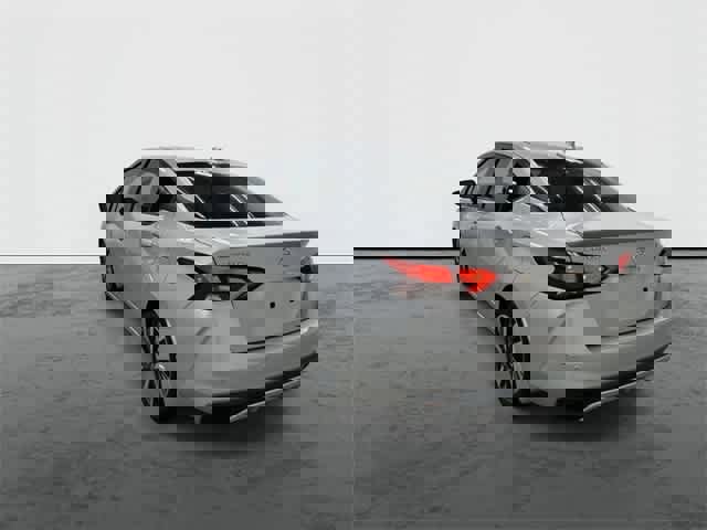 Used 2020 Nissan Versa SR image 2