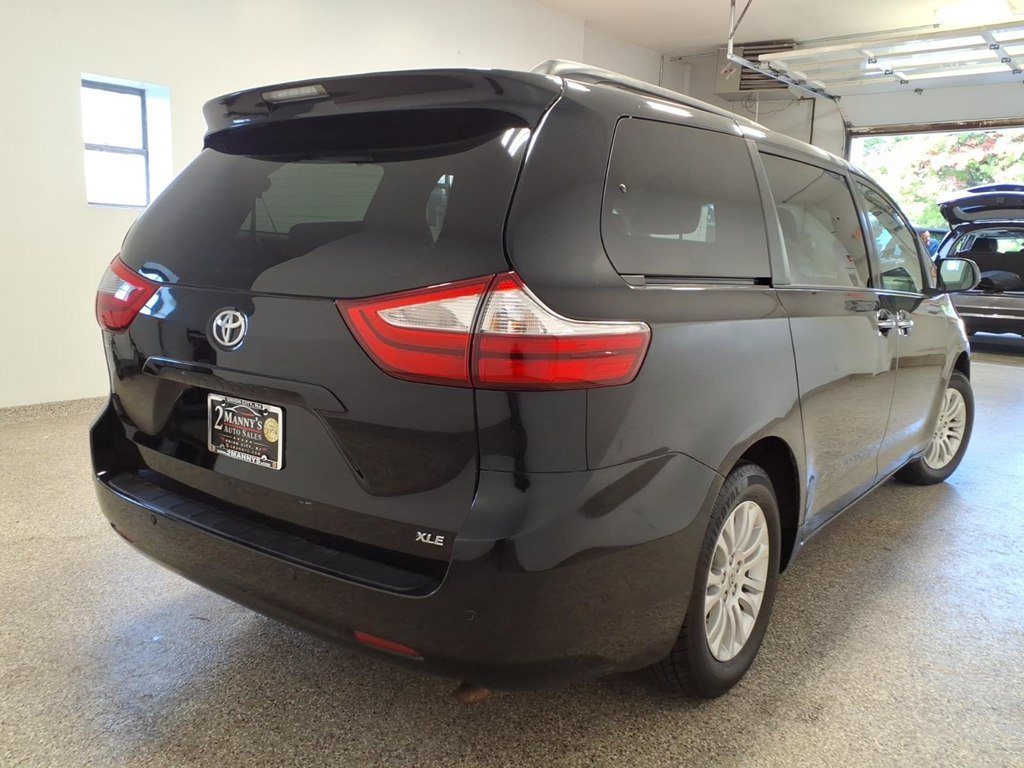 Used 2015 Toyota Sienna XLE w/ XLE Navigation Package FWD image 4