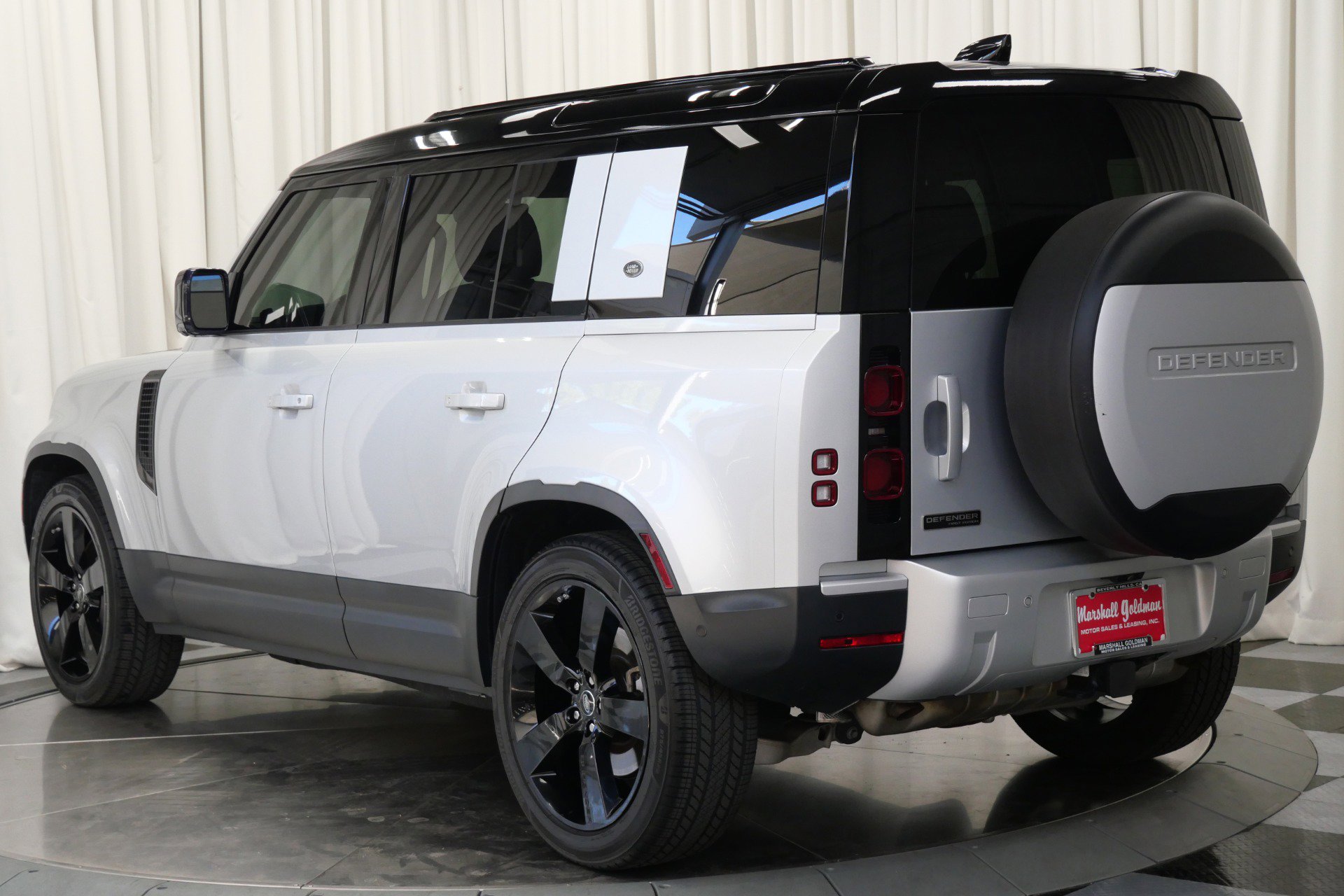 Used 2020 Land Rover Defender 110 First Edition image 7