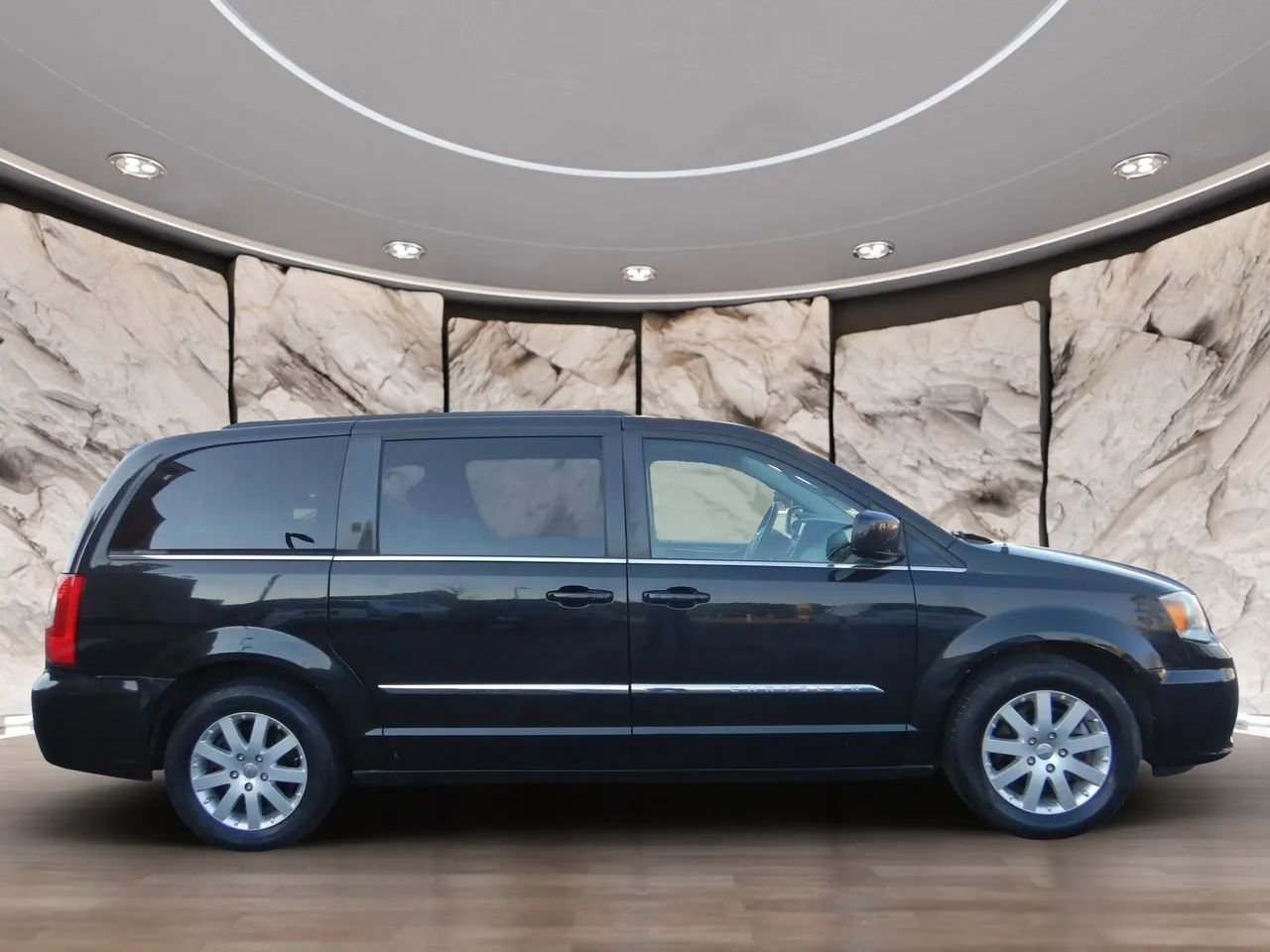 Used 2013 Chrysler Town & Country Touring image 5
