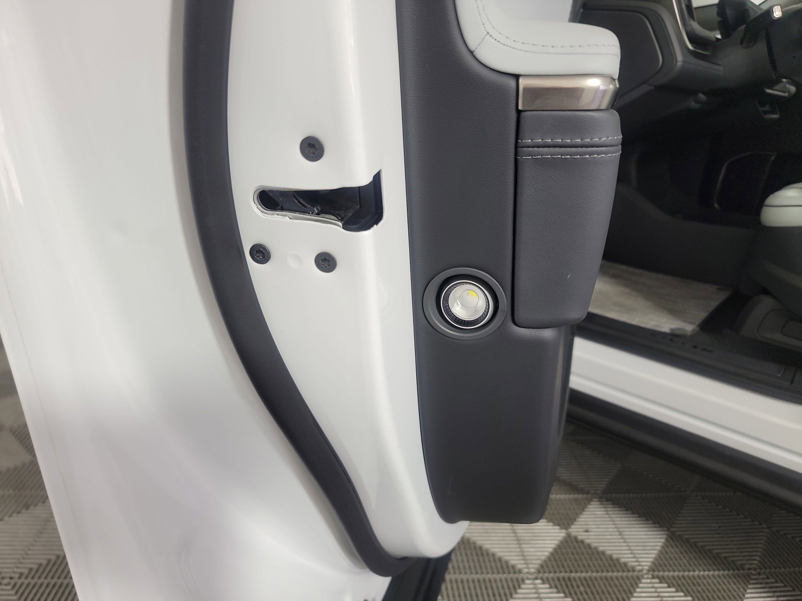 Used 2024 Rivian R1S Adventure AWD/4WD image 32