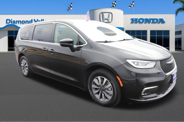 Used 2023 Chrysler Pacifica Touring-L image 1