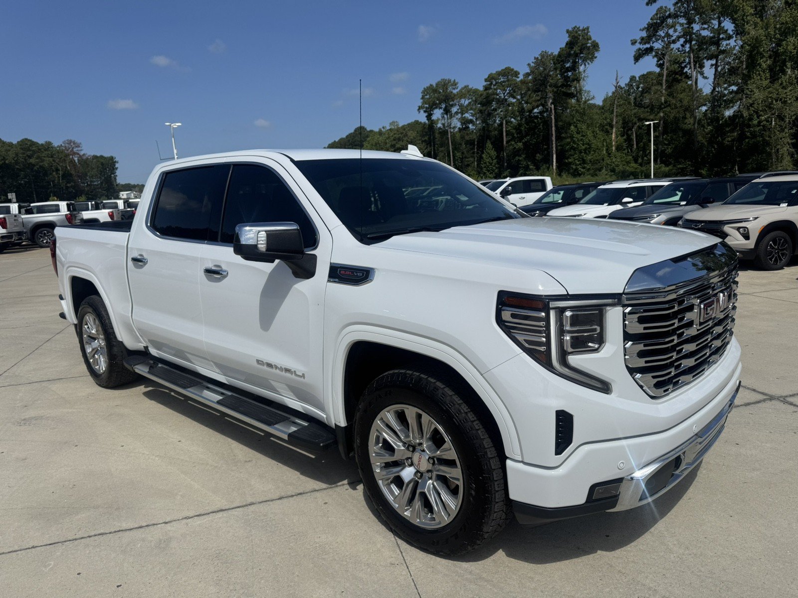 Used 2023 GMC Sierra 1500 Denali w/ Technology Package AWD/4WD image 4