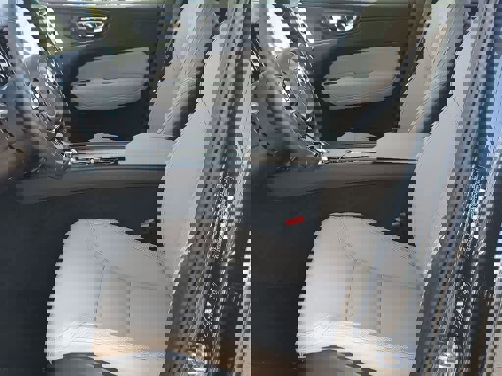New 2026 Volvo XC60 B5 Core w/ Protection Package Premier image 15