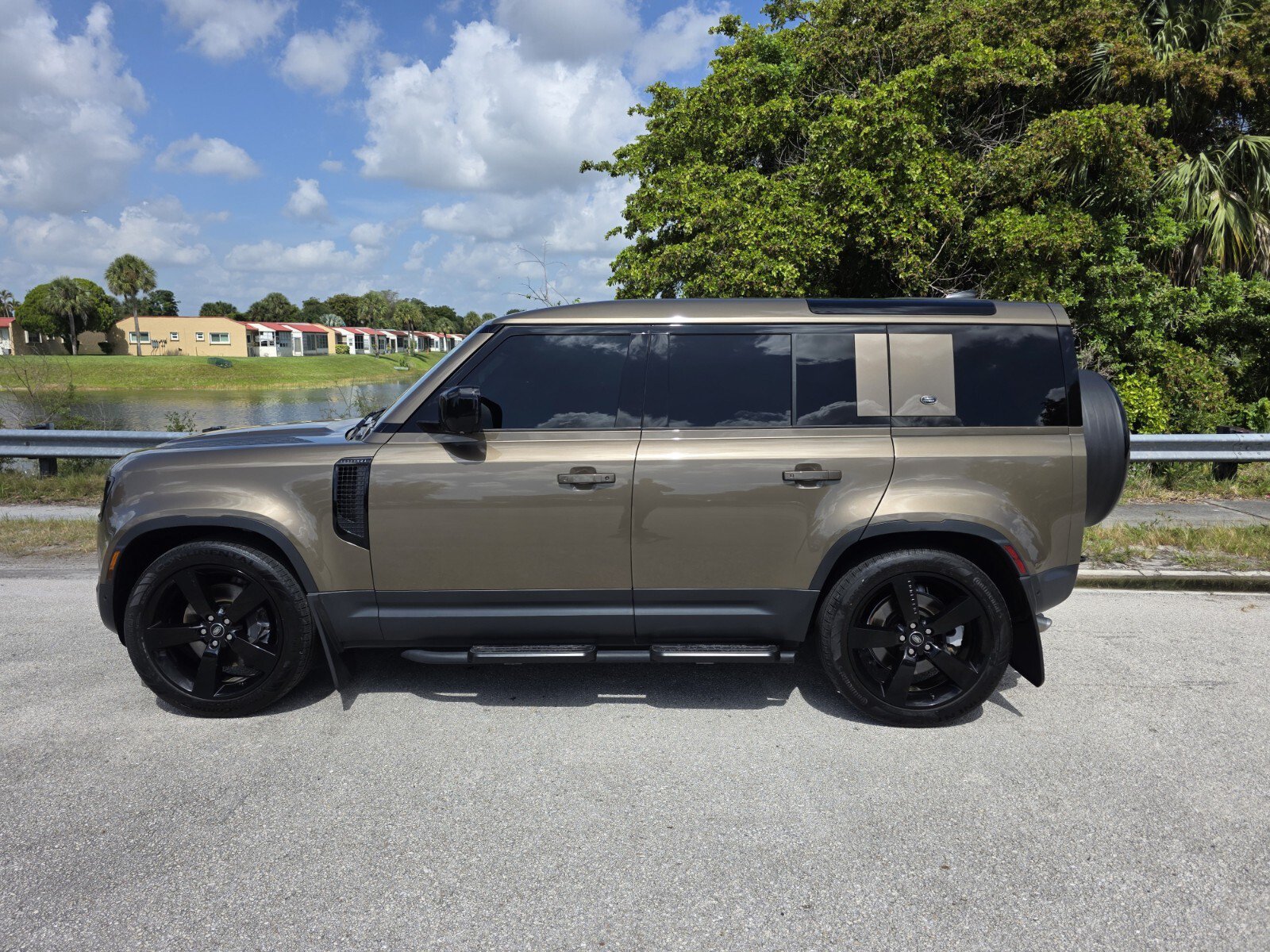 Certified 2024 Land Rover Defender 110 SE AWD/4WD image 7