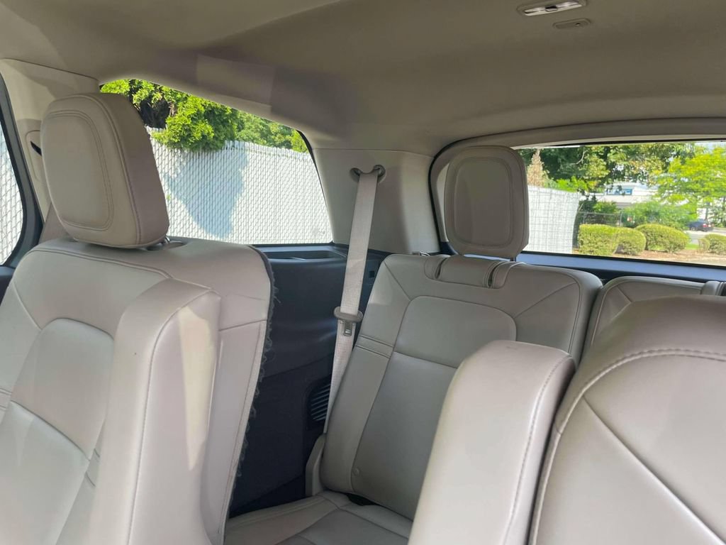 Used 2022 Lincoln Aviator AWD w/ Premium Package image 11