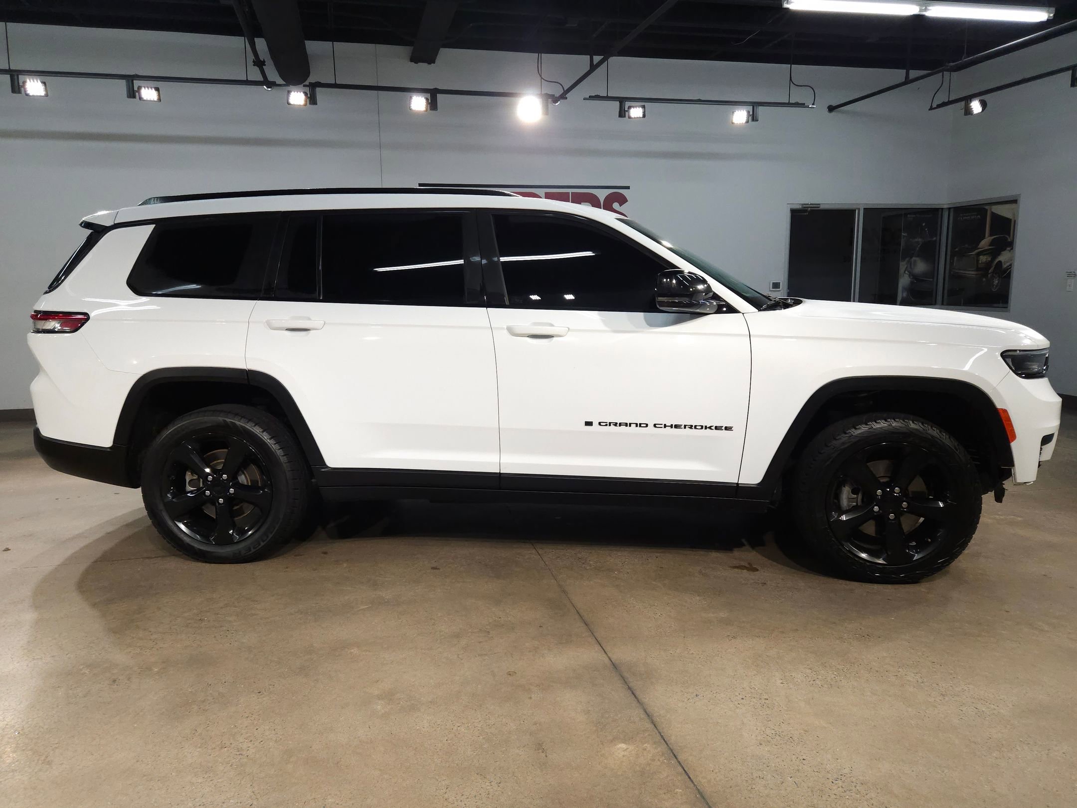 Used 2023 Jeep Grand Cherokee L Laredo image 8