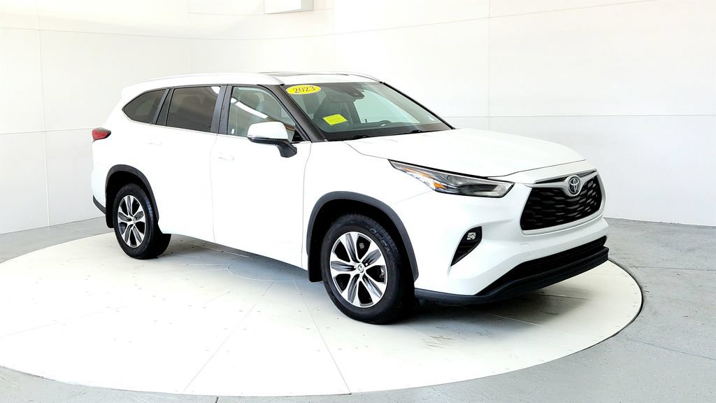 Used 2023 Toyota Highlander XLE AWD/4WD image 7