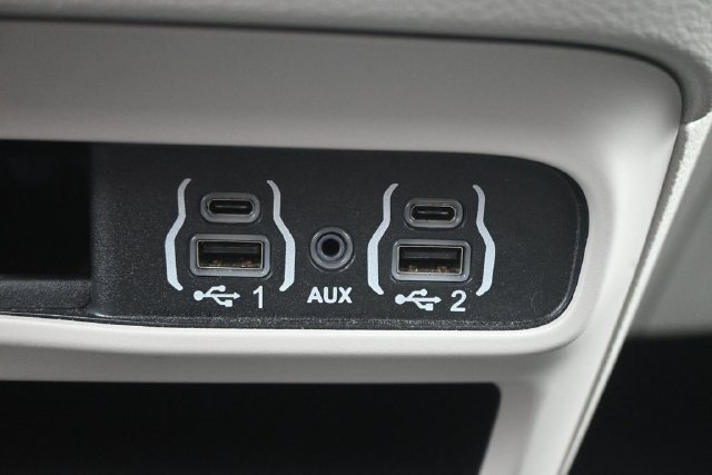 Used 2024 Chrysler Pacifica Touring-L FWD image 21