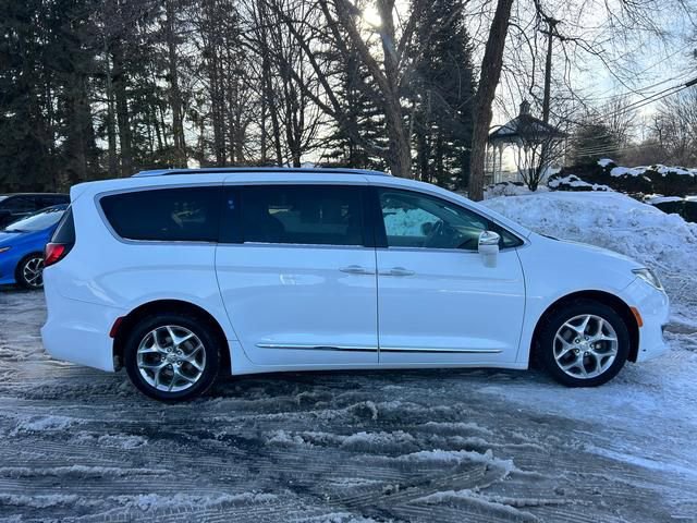Used 2019 Chrysler Pacifica Limited image 2