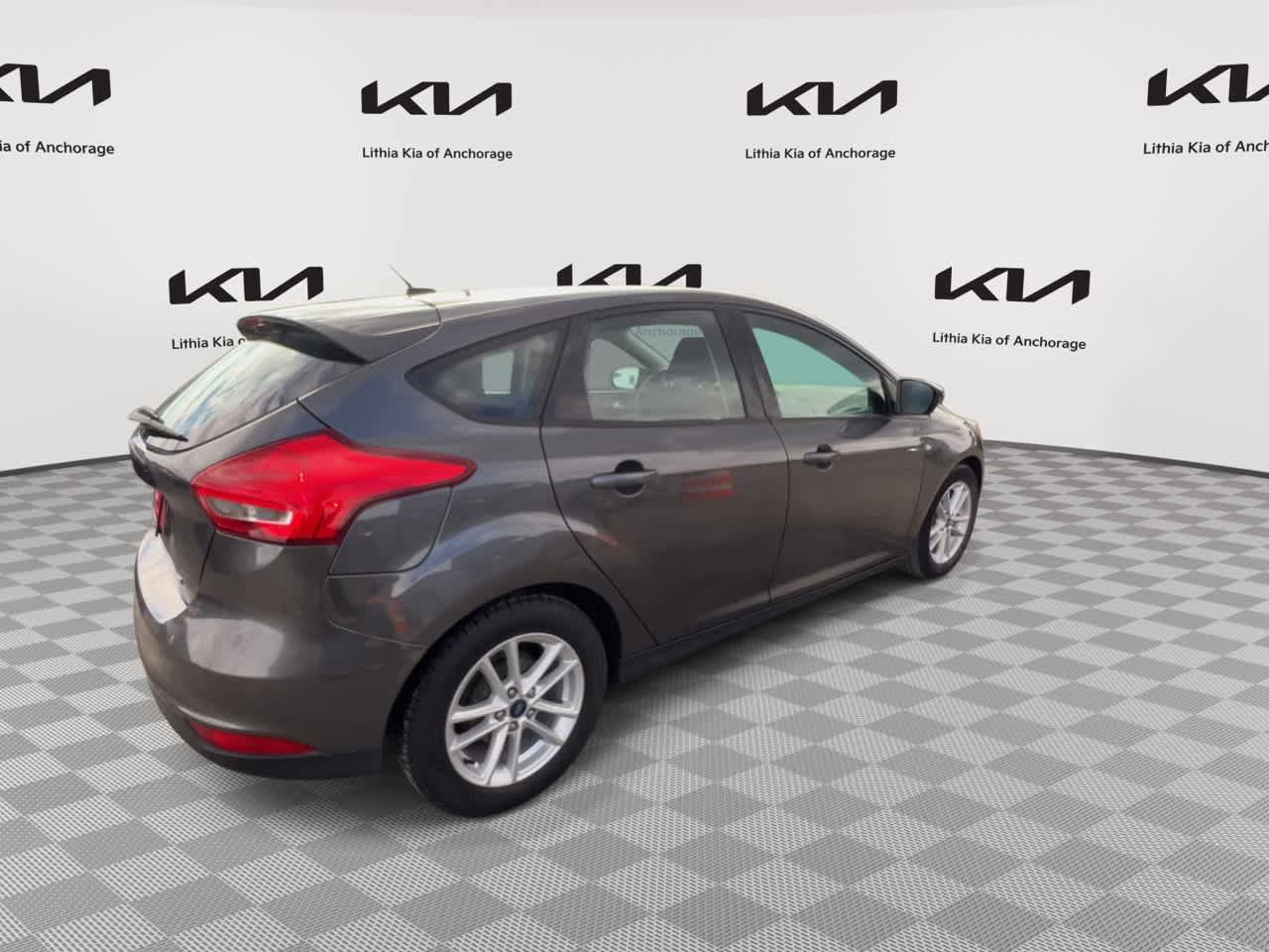 Used 2018 Ford Focus SE FWD image 2