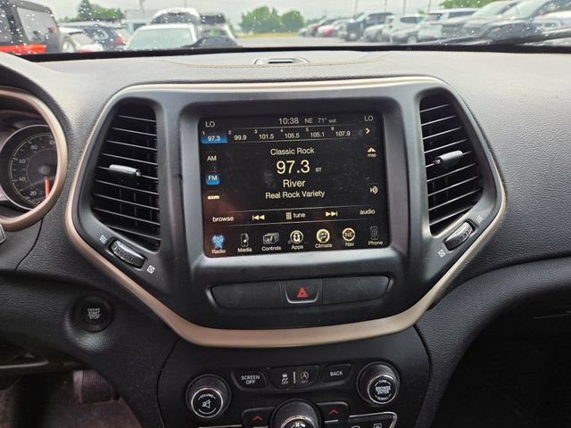 Used 2017 Jeep Cherokee Limited AWD/4WD image 6