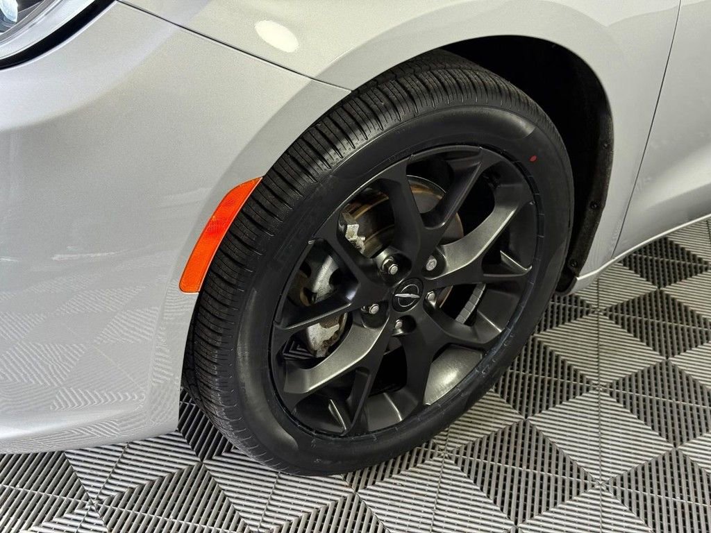 Used 2024 Chrysler Pacifica Limited w/ S Appearance Package image 12