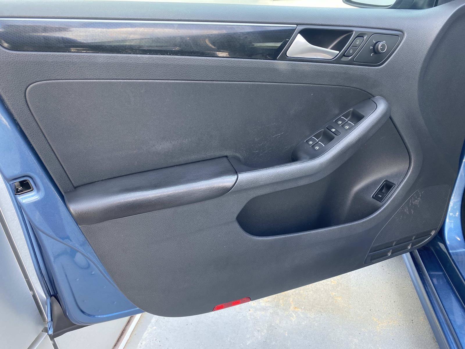 Used 2017 Volkswagen Jetta SEL FWD image 15