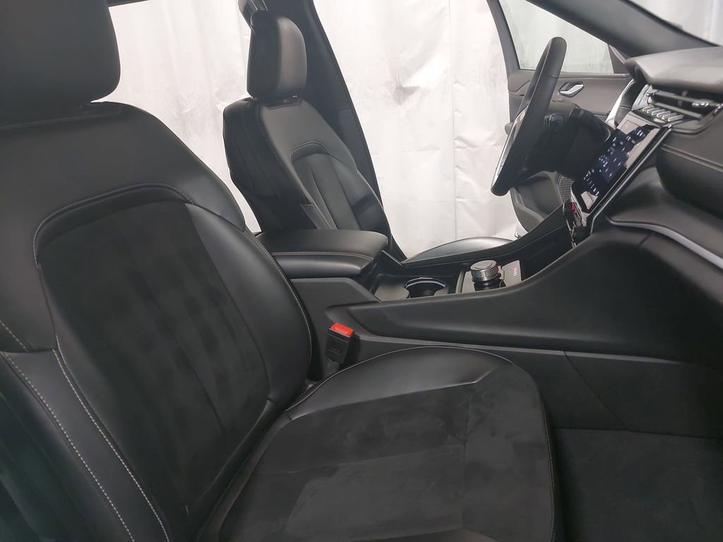 Used 2024 Jeep Grand Cherokee L Laredo image 10