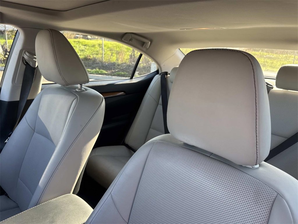Used 2014 Lexus ES 300h image 23