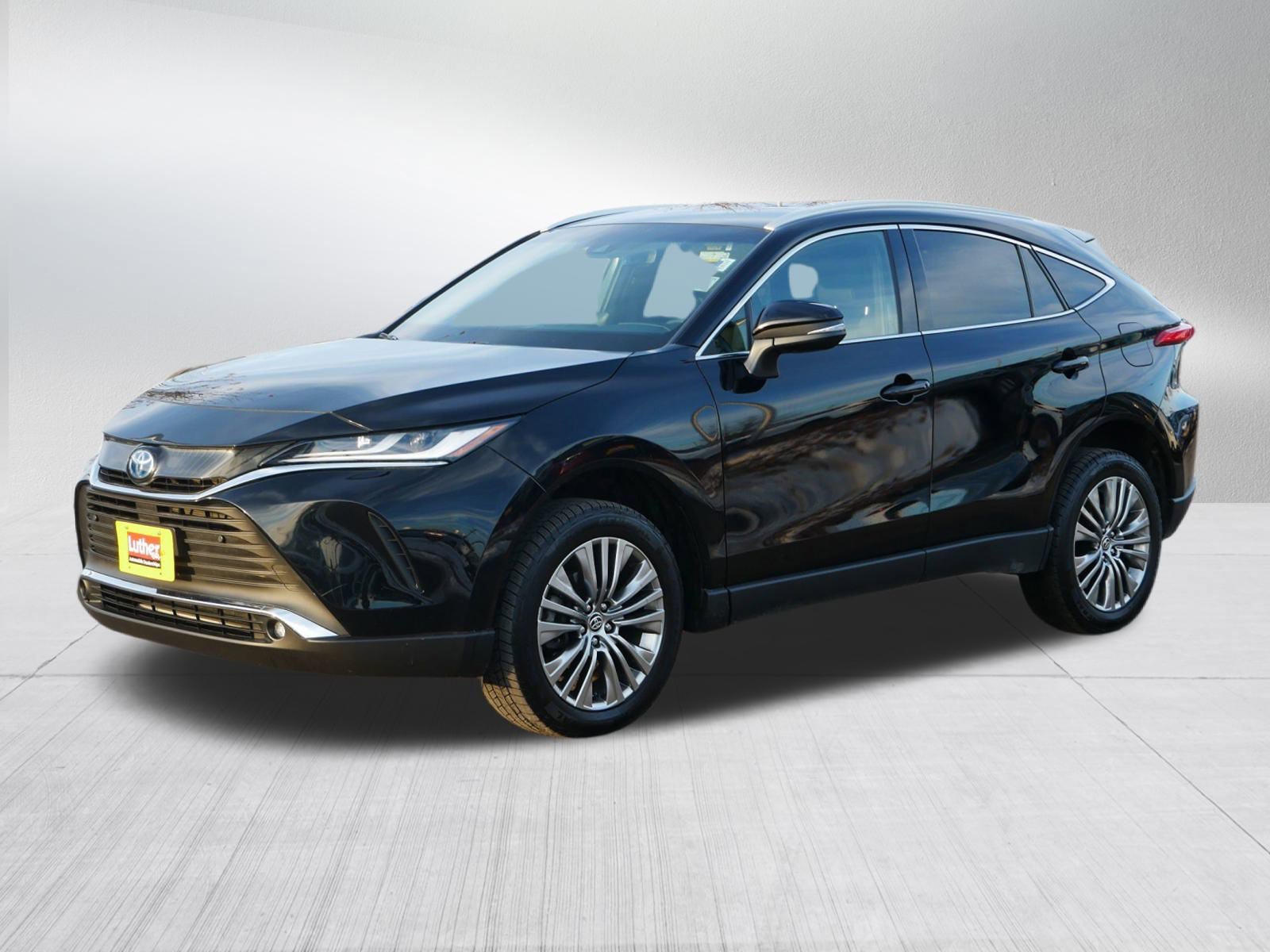 Used 2024 Toyota Venza XLE image 3