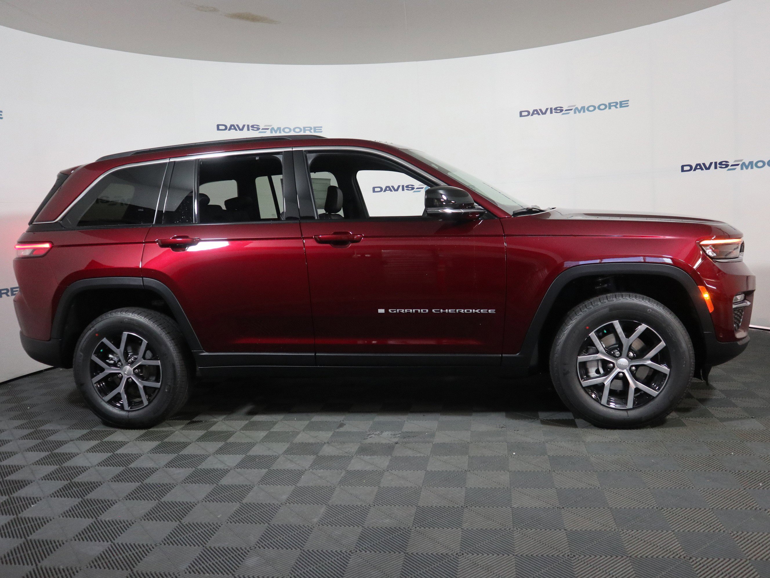 New 2025 Jeep Grand Cherokee Limited w/ Luxury Tech Group II image 4