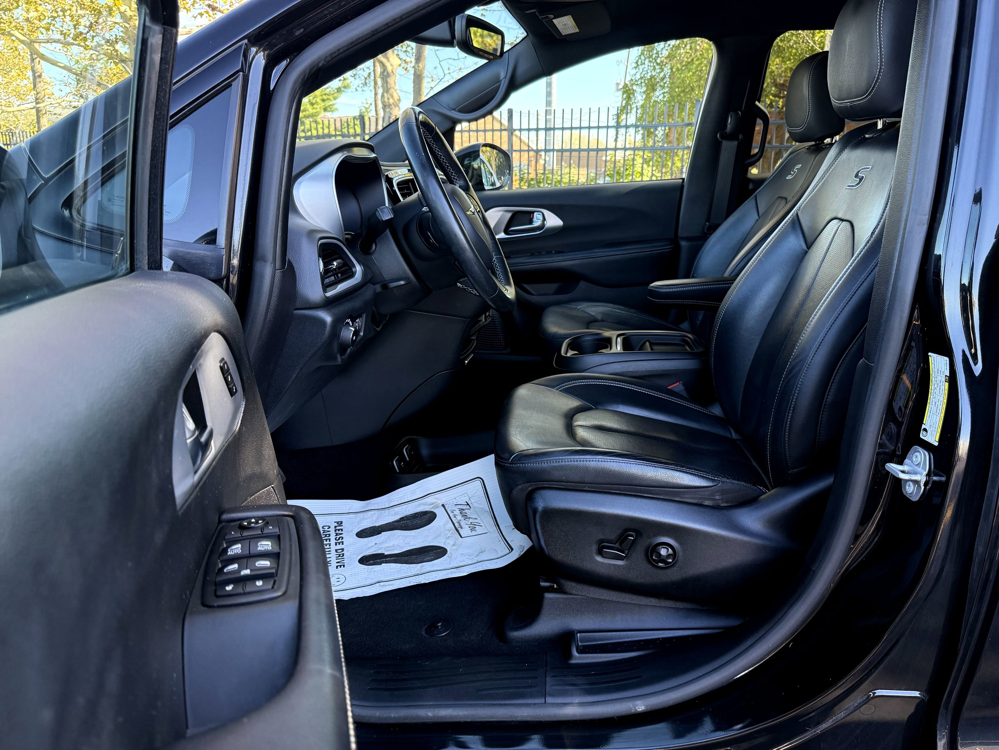 Used 2020 Chrysler Pacifica Touring-L w/ S Appearance Package image 13