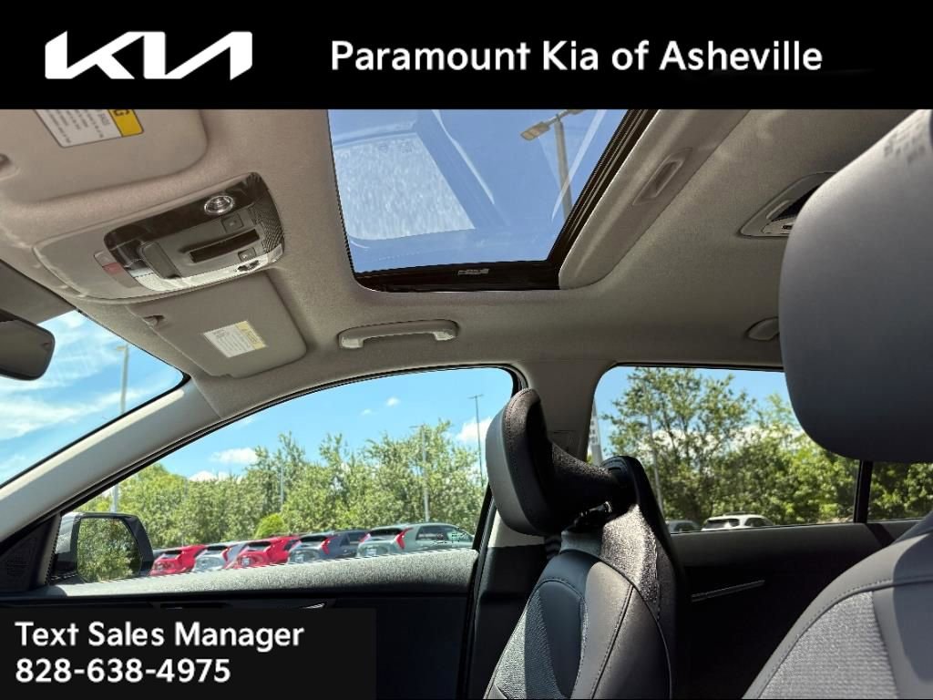 New 2025 Kia Niro EX Touring image 13