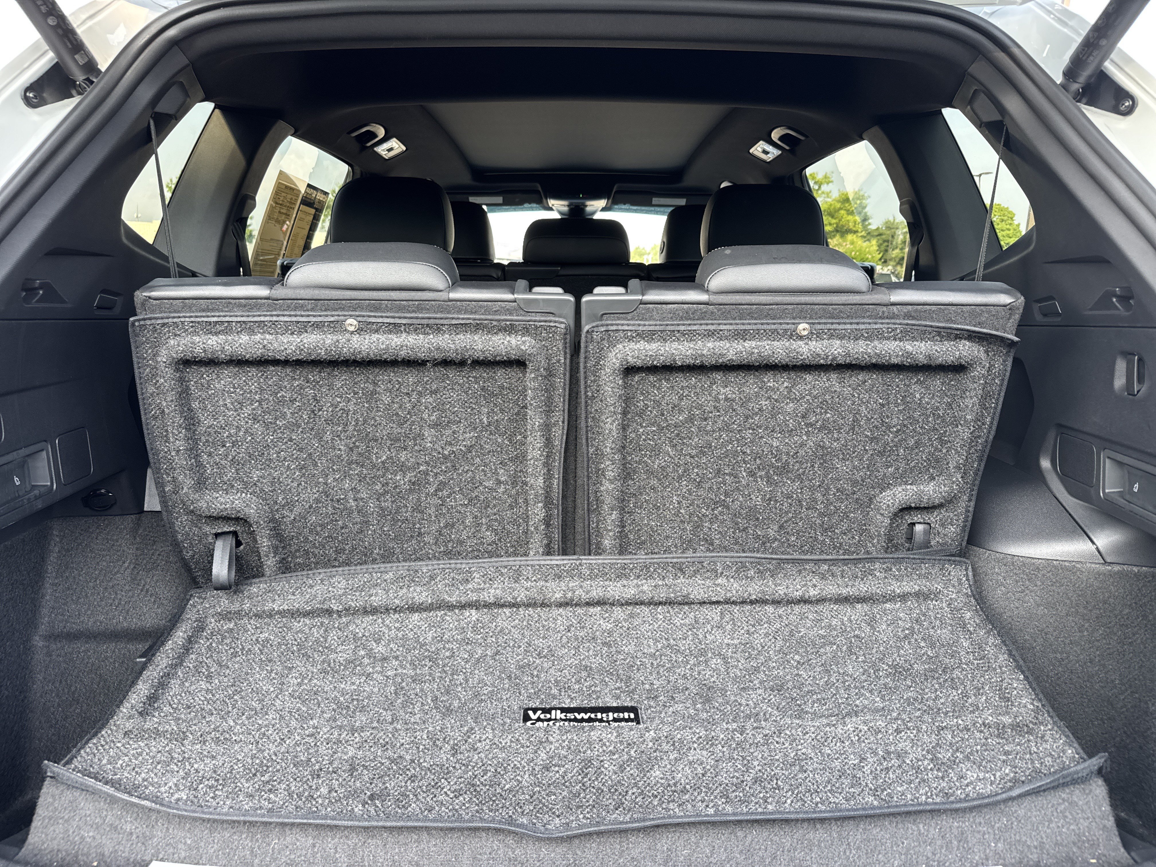Used 2024 Volkswagen Tiguan SE R-Line FWD image 32