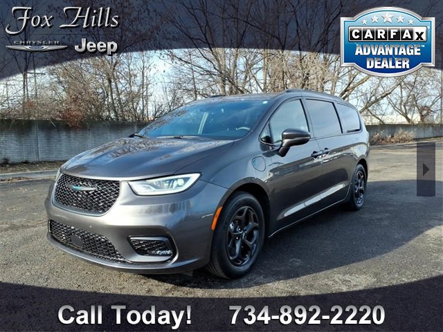 Used 2021 Chrysler Pacifica Limited w/ Uconnect Theater Family Group image 3