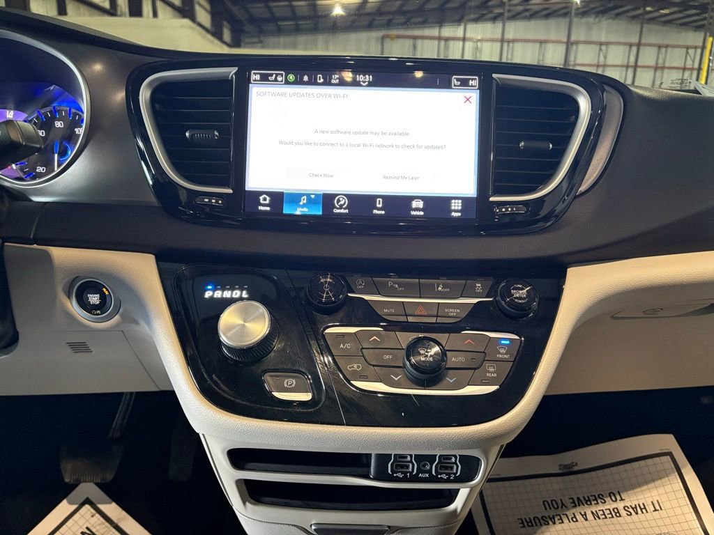 Used 2023 Chrysler Pacifica Touring-L image 27