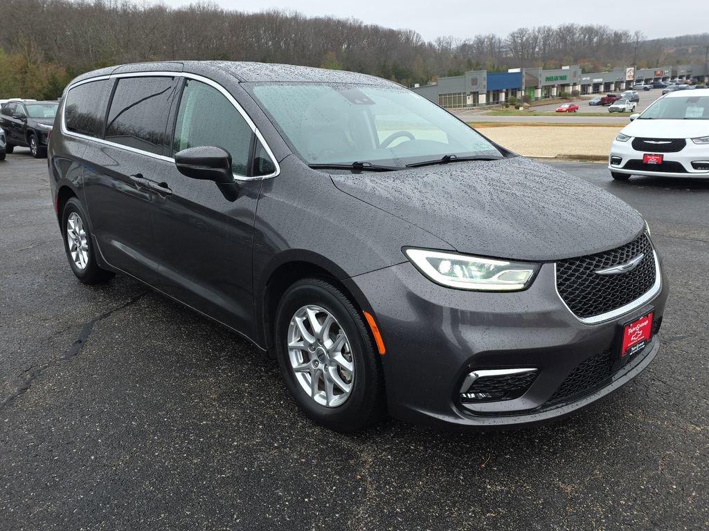 Used 2023 Chrysler Pacifica Touring-L image 2