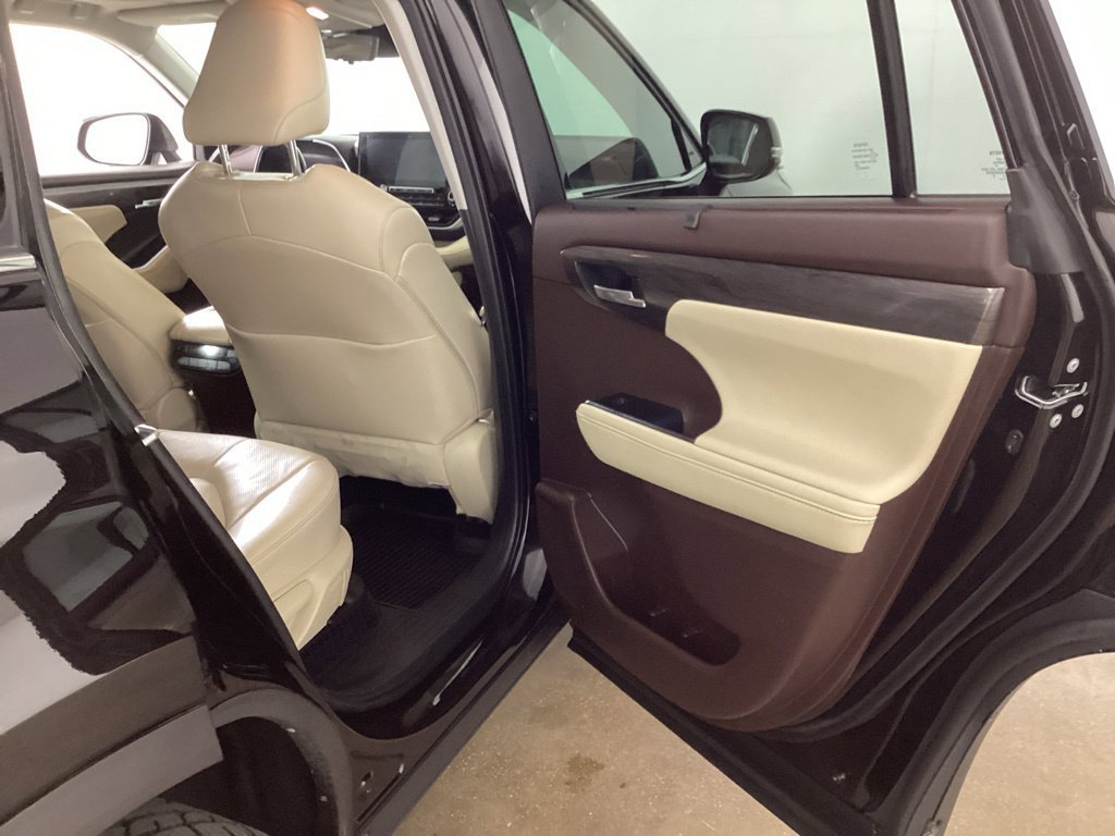 Used 2021 Toyota Highlander Platinum AWD/4WD image 22