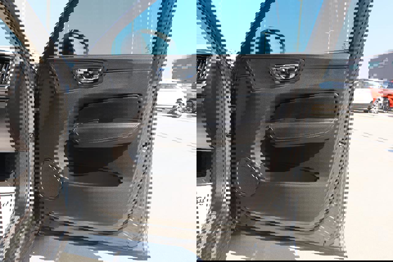 Used 2018 Volvo XC60 T5 Momentum w/ Convenience Package image 14