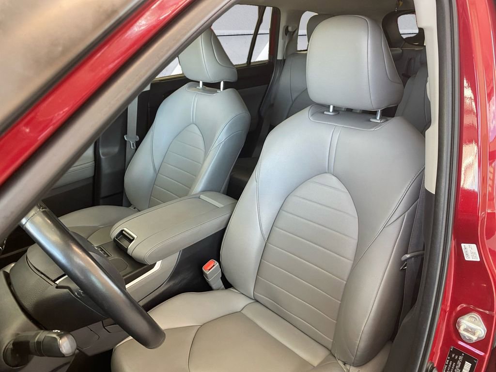 Used 2023 Toyota Highlander XLE image 8
