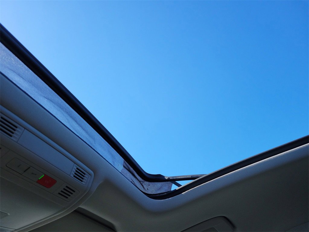 Certified 2025 Volkswagen Taos SE image 30