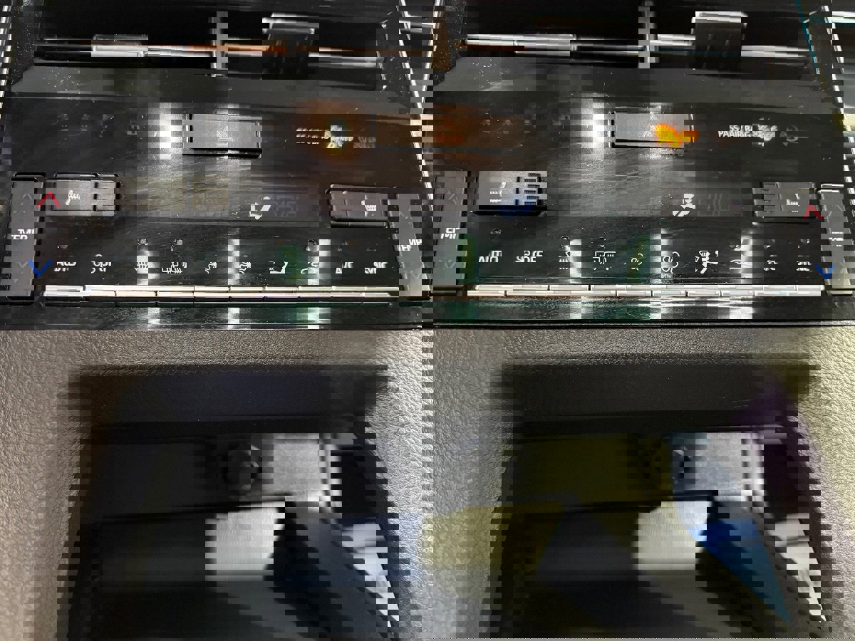 Used 2022 Toyota Avalon XLE image 19