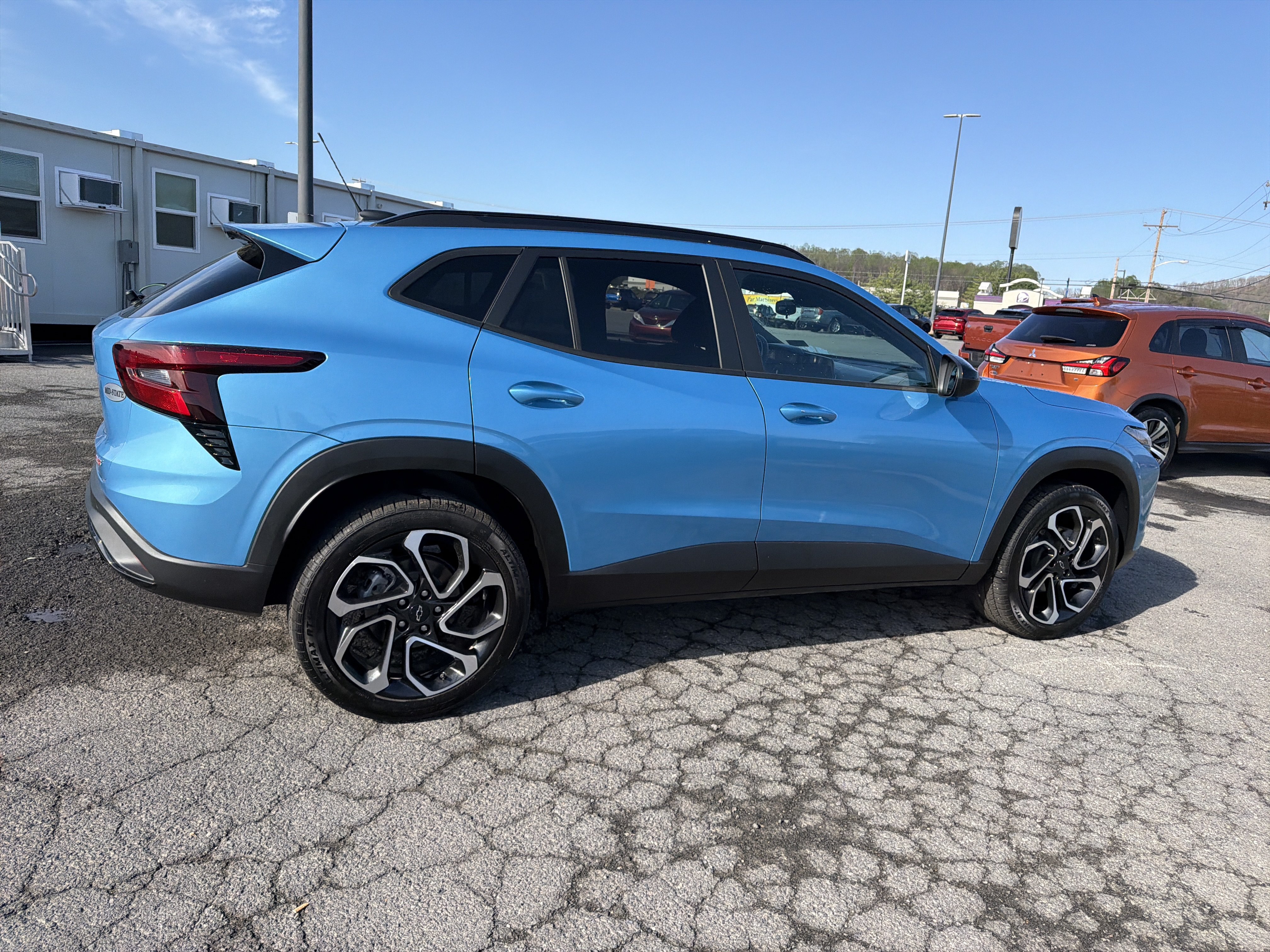 Used 2025 Chevrolet Trax RS w/ Sunroof Package FWD image 5