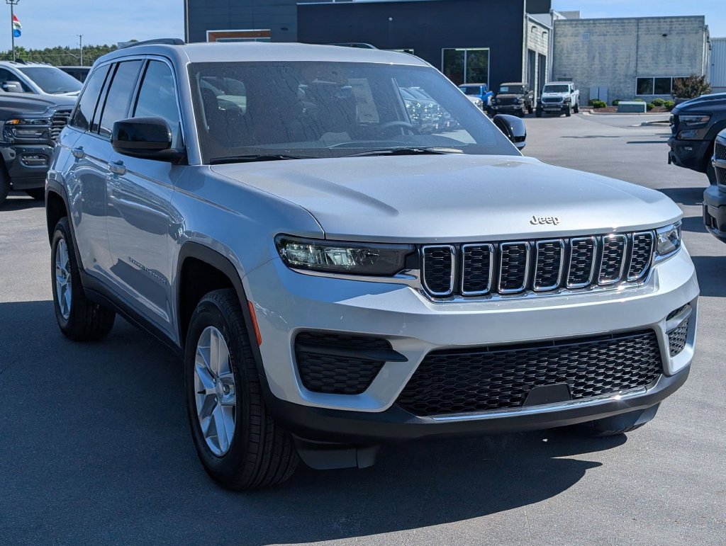 New 2026 Jeep Grand Cherokee Laredo AWD/4WD image 2