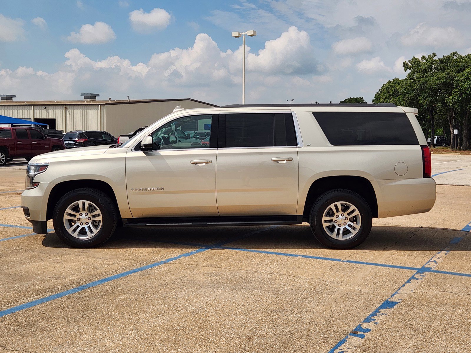 Used 2016 Chevrolet Suburban LT RWD image 3