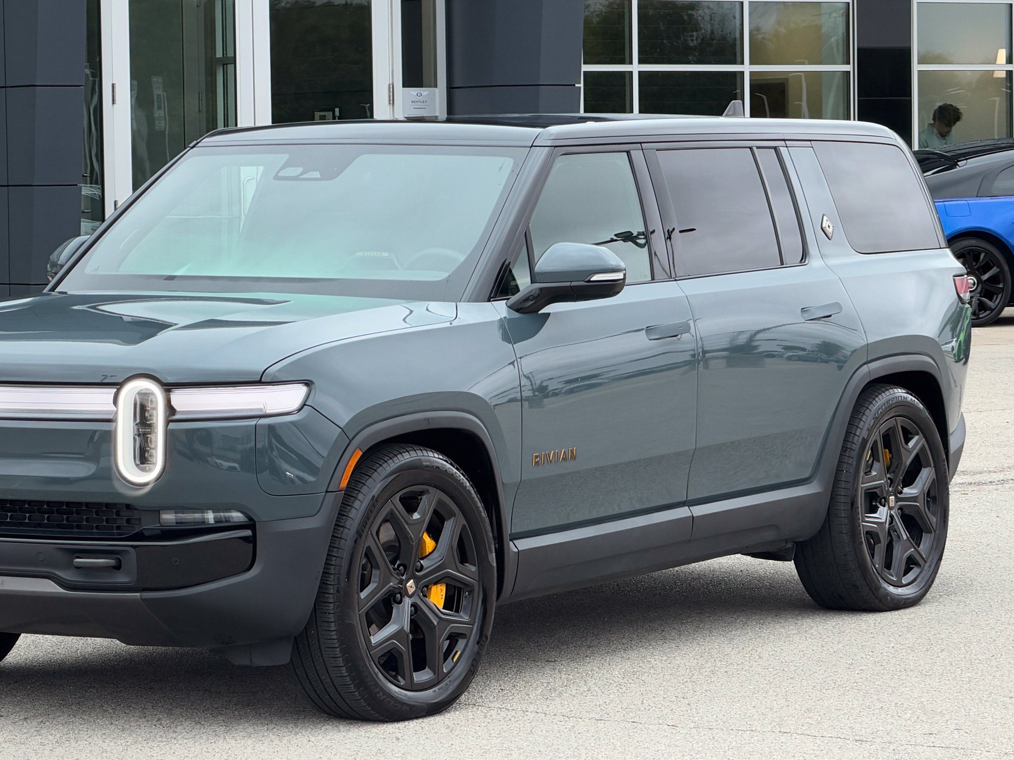 Used 2025 Rivian R1S Premium Dual AWD/4WD image 9