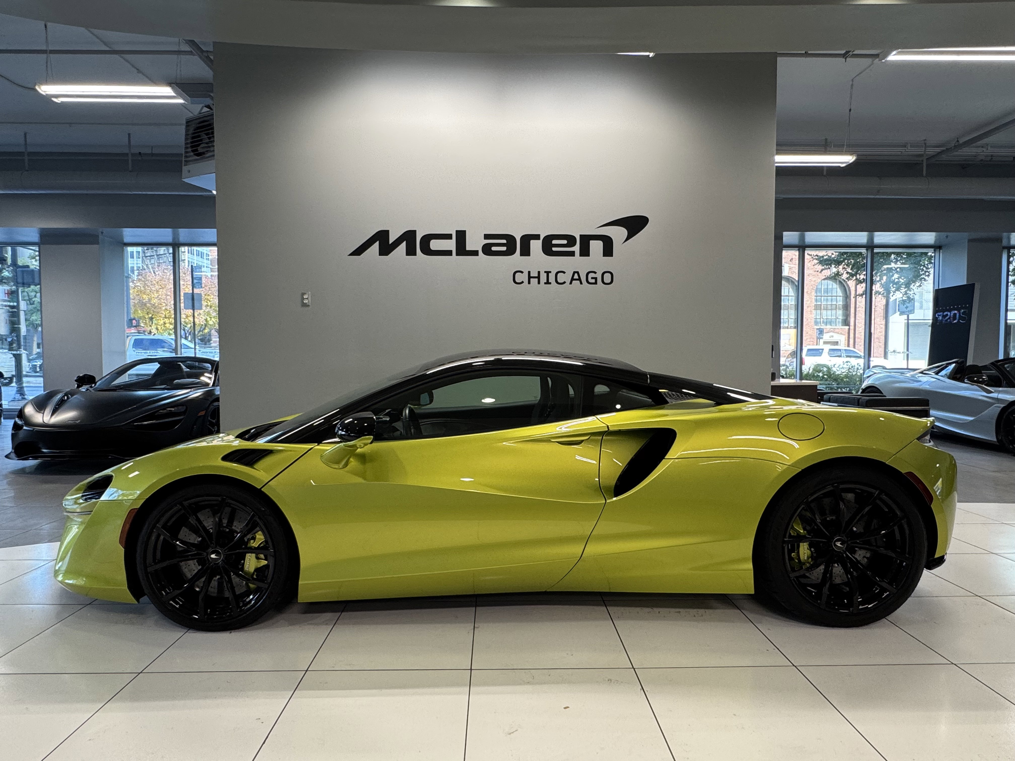 Used 2023 McLaren Artura image 2
