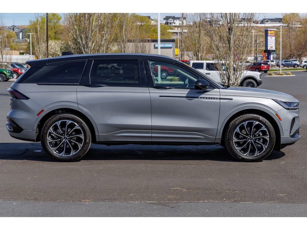 Used 2024 Lincoln Nautilus Reserve image 2