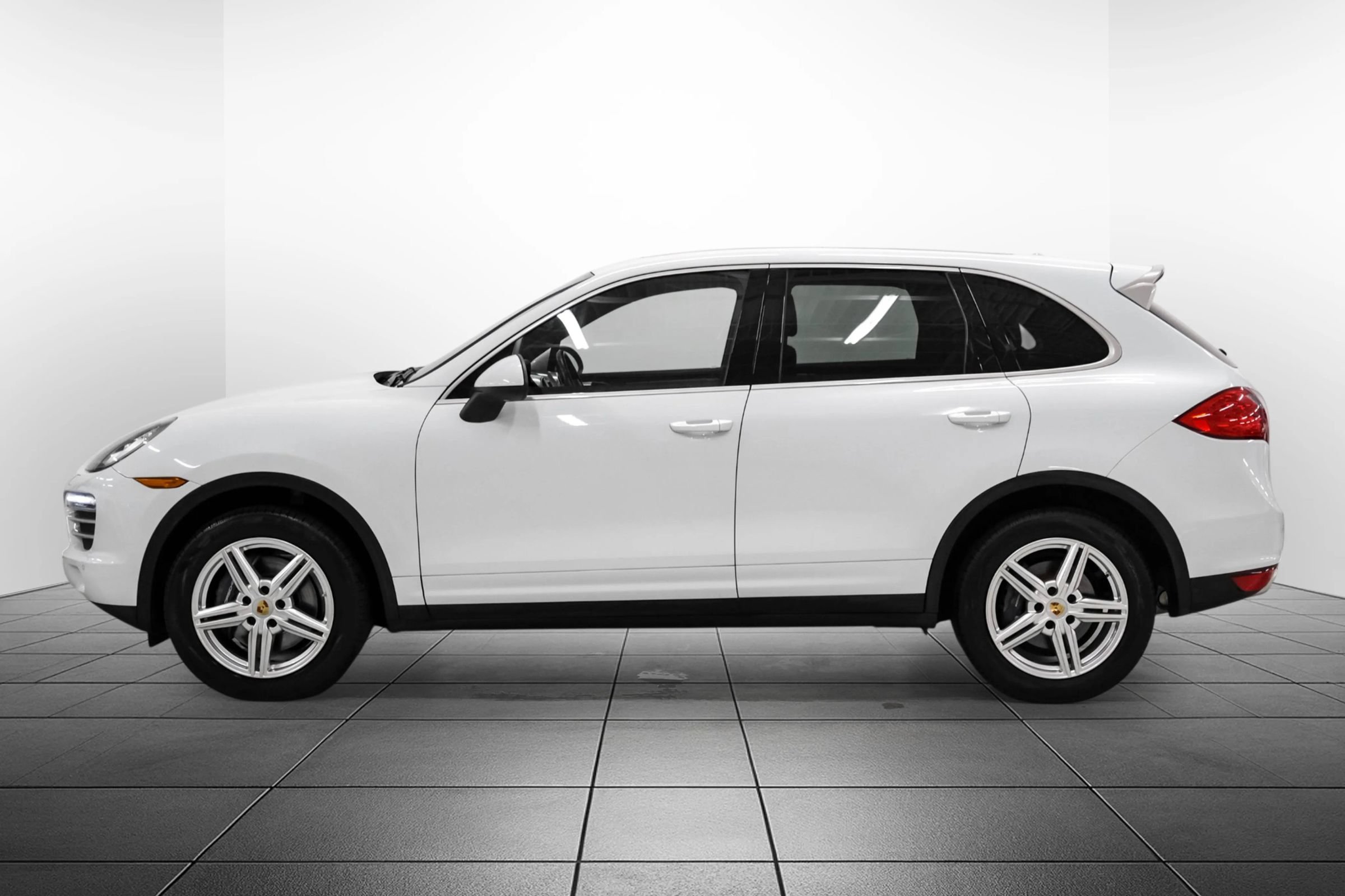 Used 2014 Porsche Cayenne Platinum Edition AWD/4WD image 12