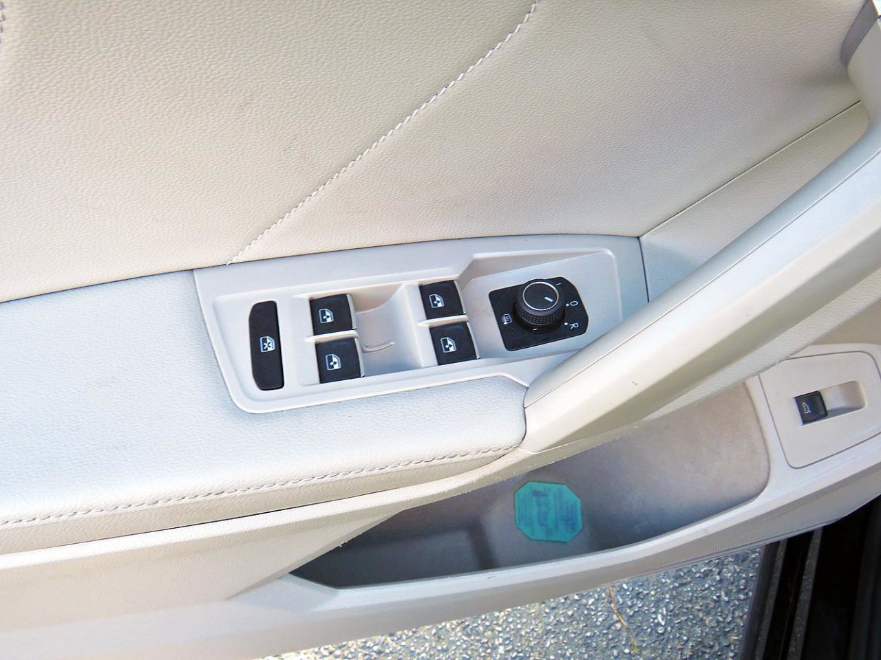 Used 2023 Volkswagen Tiguan SE R-Line FWD image 27