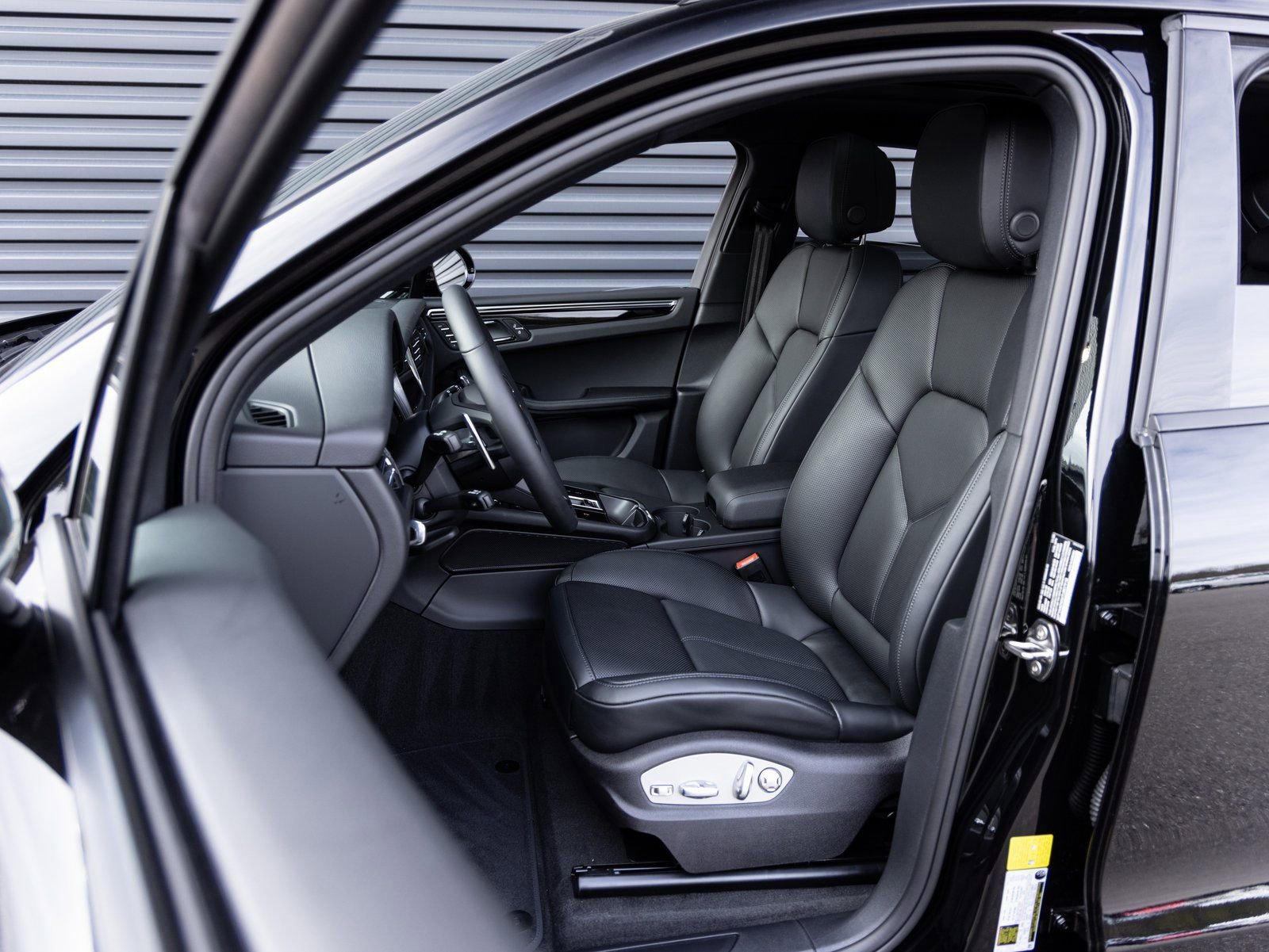 Certified 2026 Porsche Macan image 5