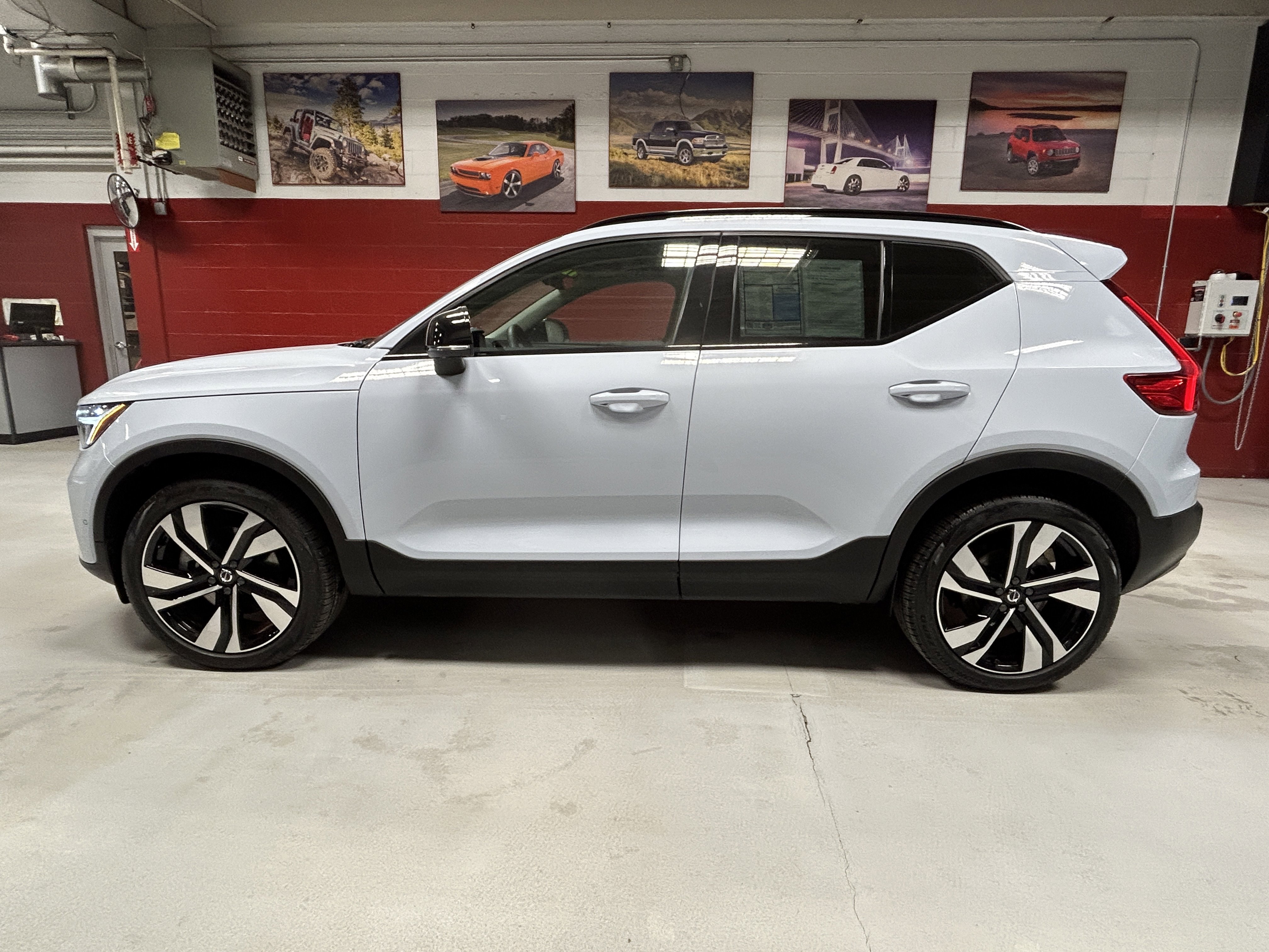 Used 2025 Volvo XC40 B5 Ultra w/ Climate Package image 5