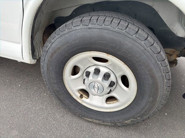 Used 2017 Chevrolet Express 2500 Extended image 2