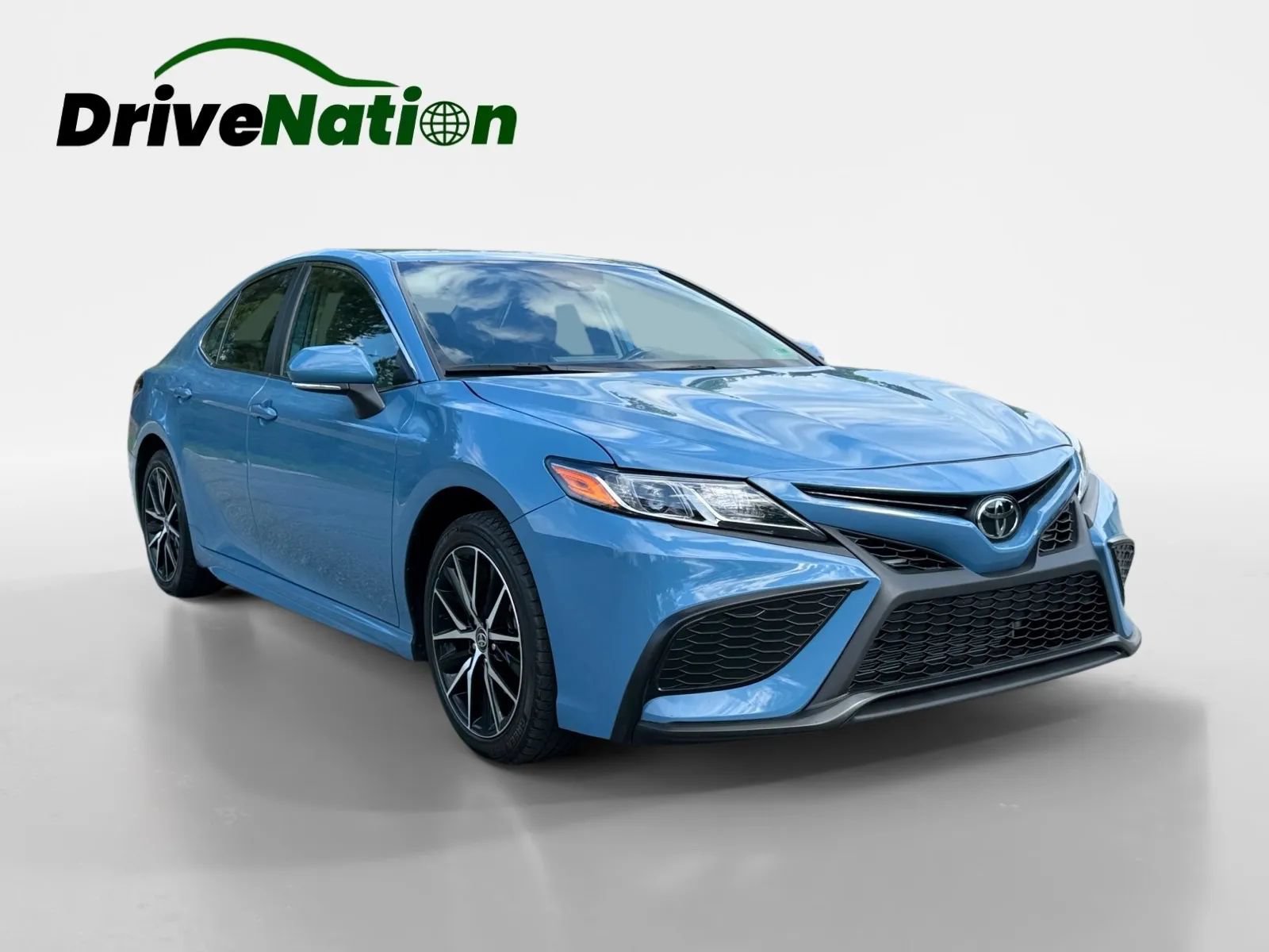 Used 2023 Toyota Camry SE FWD image 3