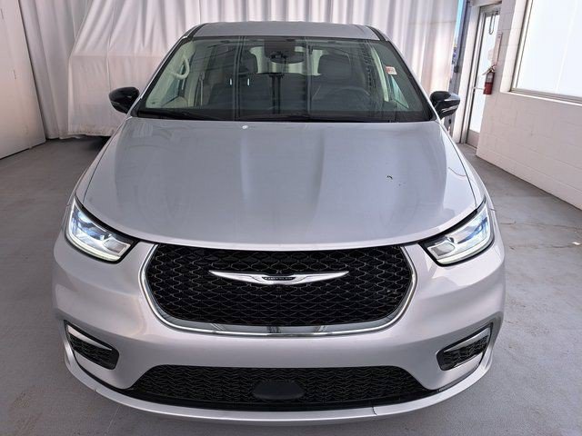 Used 2024 Chrysler Pacifica Touring-L FWD image 3
