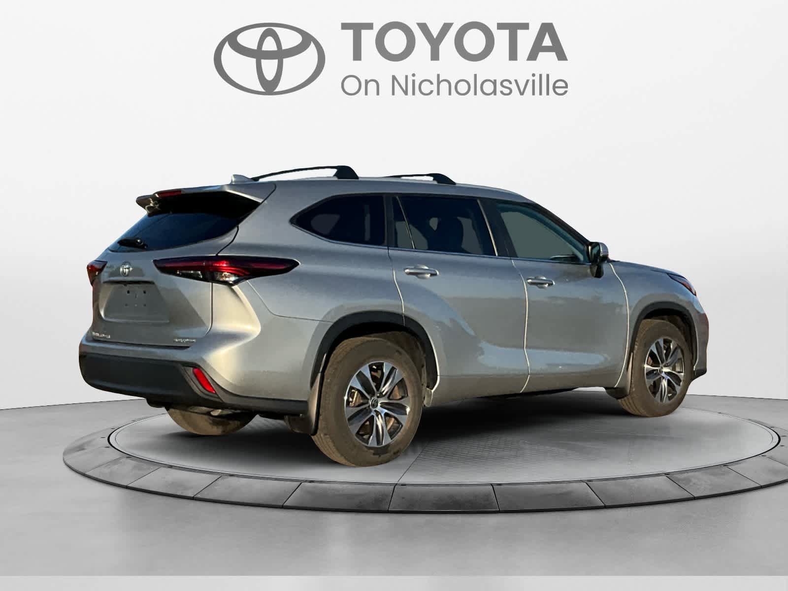 Used 2024 Toyota Highlander XLE AWD/4WD image 5