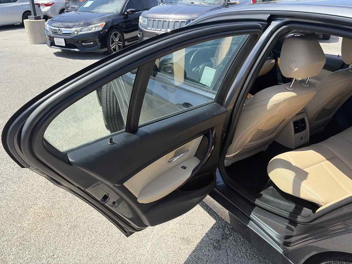 Used 2018 BMW 320i Sedan RWD image 11